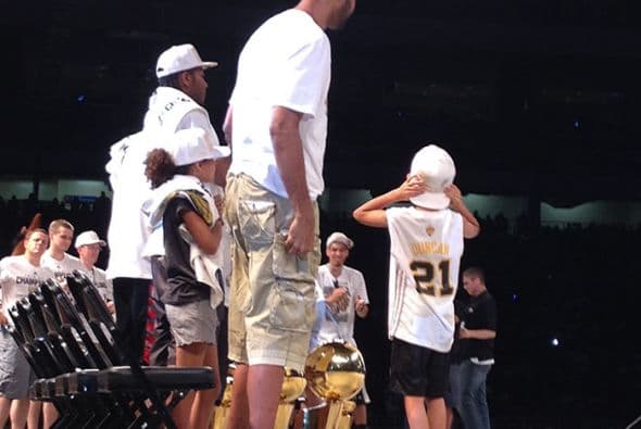 Photos: Spurs Championship Alamodome Celebration 2014