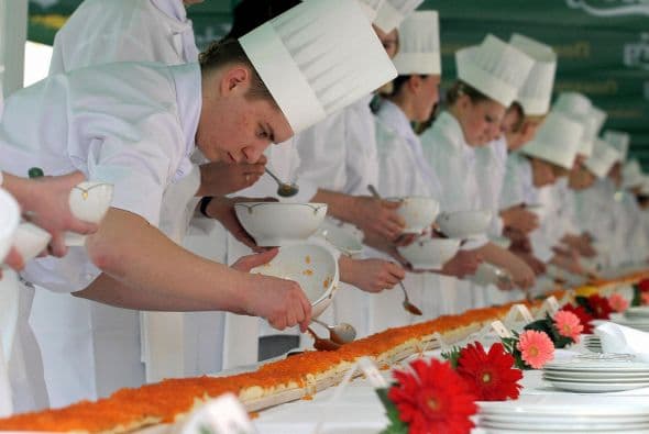 Los cocineros ponen caviar rojo en un intento de hacer el bocadillo más largo de caviar. Con 426.509 pies (130 metro) un récord mundial Guinness al frente del Gran Hotel Europa de San Petersburgo, 12 de mayo de 2005, se preparó para celebrar el 130 Aniversario del hotel.
