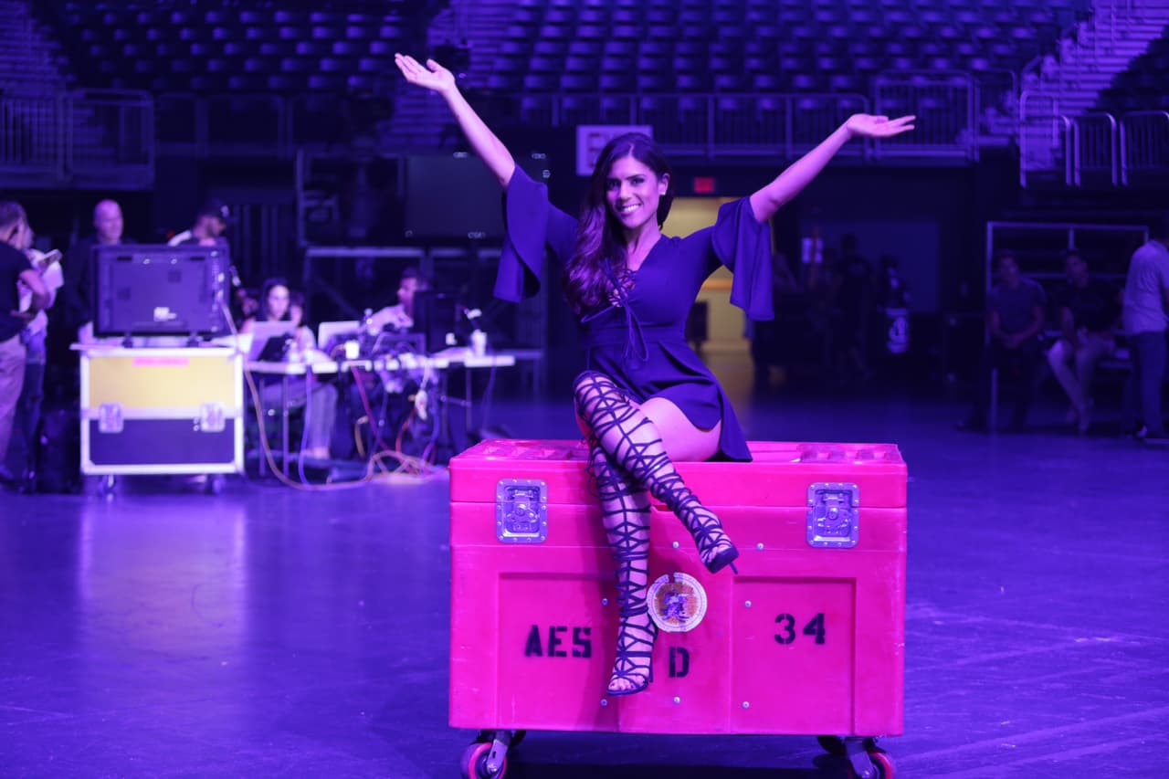 La presentadora Francisca Lachapel no se podía perder todo lo que ocurría en los ensayos de Premios Juventud.
