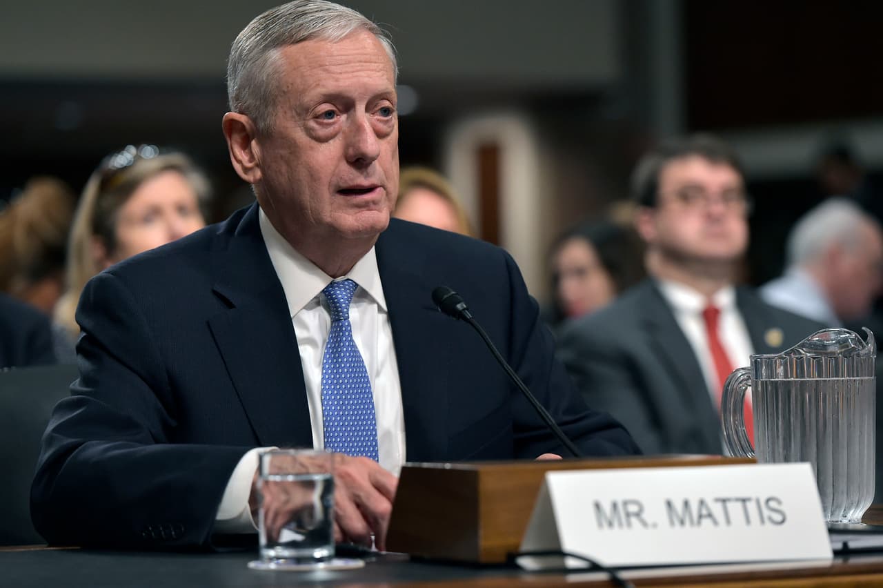 El secretario de Defensa, James Mattis, le dijo al Congreso este mes que seguir en el pacto nuclear con Irán es conveniente para el interés de seguridad nacional de EEUU, pero diez días más tarde el presidente
<b><a href="http://www.univision.com/noticias/politica/trump-deja-en-manos-del-congreso-el-futuro-del-acuerdo-nuclear-con-iran-negociado-por-obama">amenazó con cancelarlo.</a></b>
