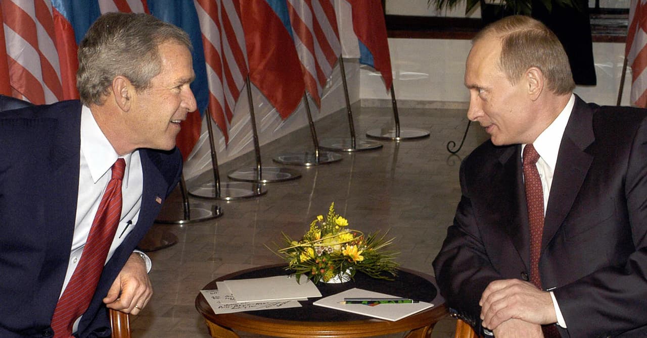 Bush y Putin en el castillo de Bratislava, donde se reunieron el 24 de febrero de 2005 en Eslovaquia.
