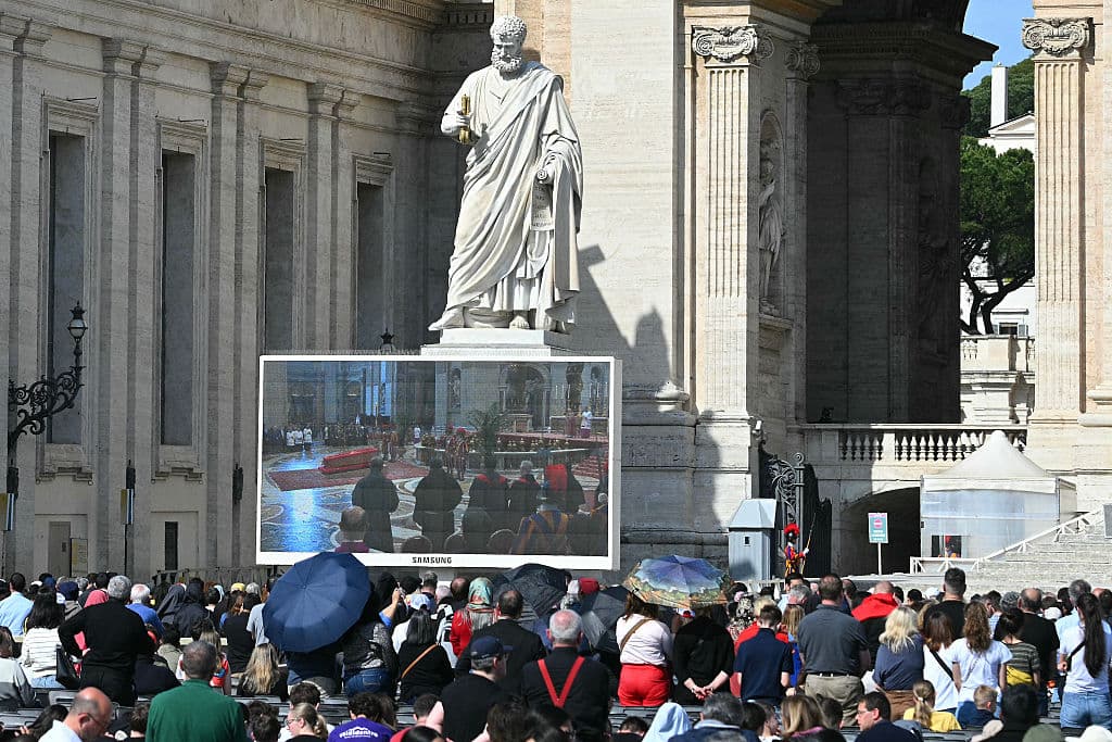 Una pantalla gigante en el exterior de la Basílica de San Pedro permitía al público congregado allí ver la ceremonia que transcurría dentro, antes de que se abrieran las puertas al público.