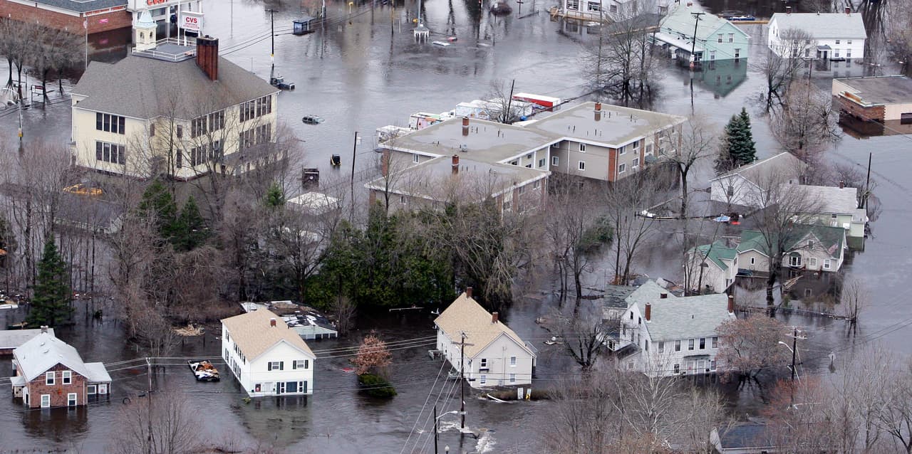 <b>Inundaciones en el Noreste </b>(del 1 al 31 de marzo). Múltiples estados se vieron afectados por las lluvias, pero Rhode Island sufrió las peores inundaciones de su historia. En la foto aparecen casas bajo las aguas del río Pawtuxet, en West Warwick, R.I. 
<b>Once personas murieron </b>en este desastre. 
<b>Costo estimado: 2,200 millones de dólares.</b>