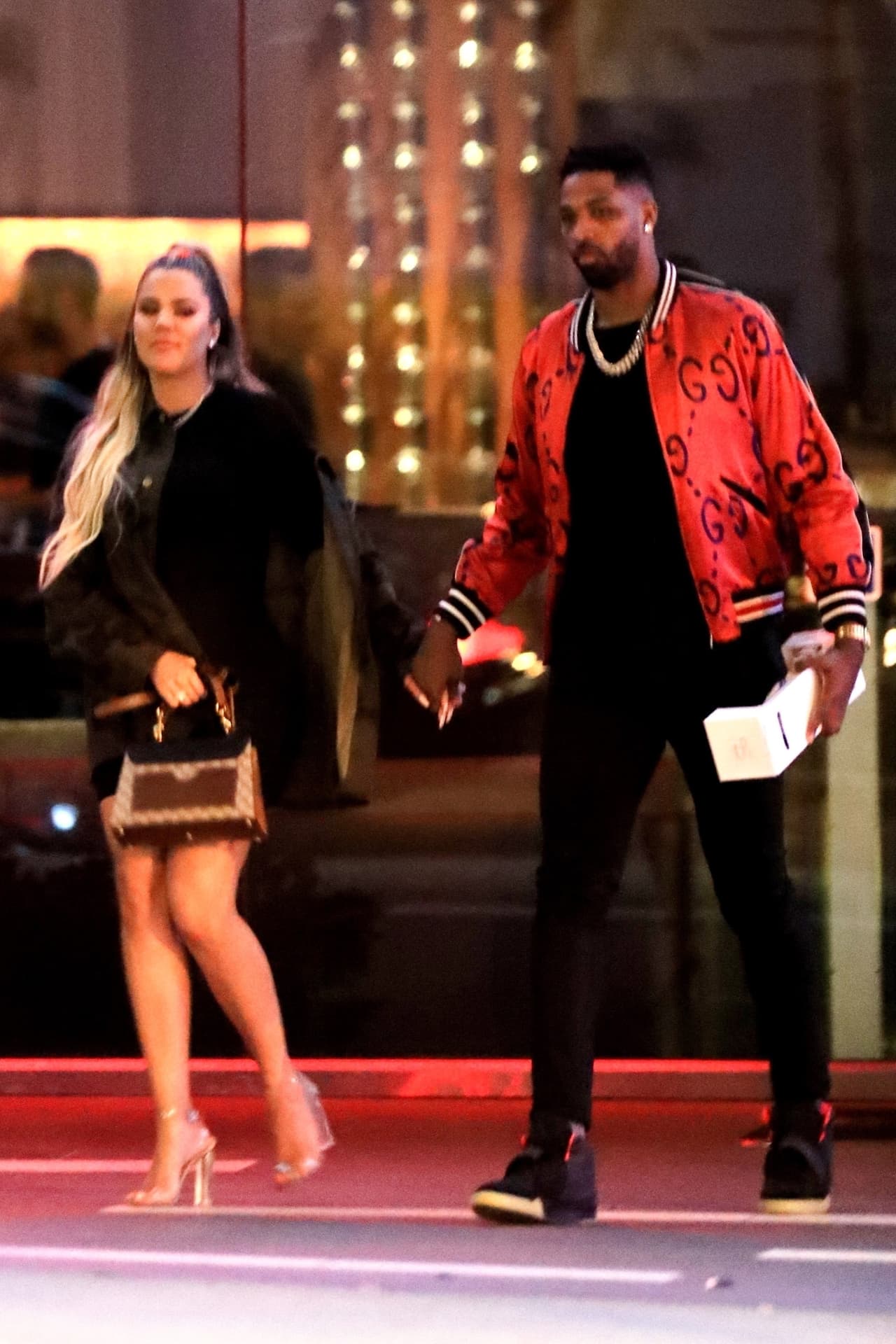 En una
<b> <a href="https://www.youtube.com/watch?time_continue=1853&v=yRTRm9RrVaM ">entrevista radial</a> </b>el pasado 13 de abril, Cardi B le envió un mensaje a
<b><a href="https://www.univision.com/entretenimiento/khloe-kardashian-explota-al-ver-la-noticia-y-fotos-sobre-su-tensa-cena-en-los-angeles-fotos">Khloé Kardashian</a></b> en medio del gran
<b><a href="https://www.univision.com/entretenimiento/khloe-kardashian-decide-cuanto-contara-sobre-las-infidelidades-de-tristan-thompson-fotos">escándalo de infidelidad</a></b> que estalló a días de que diera a luz. Eventualmente la figura televisiva también decidió perdonar a su pareja,
<b><a href="https://www.univision.com/entretenimiento/sin-khloe-kardashian-tristan-thompson-posa-por-primera-vez-con-sus-dos-hijos-fotos">Tristan Thompson</a></b>.