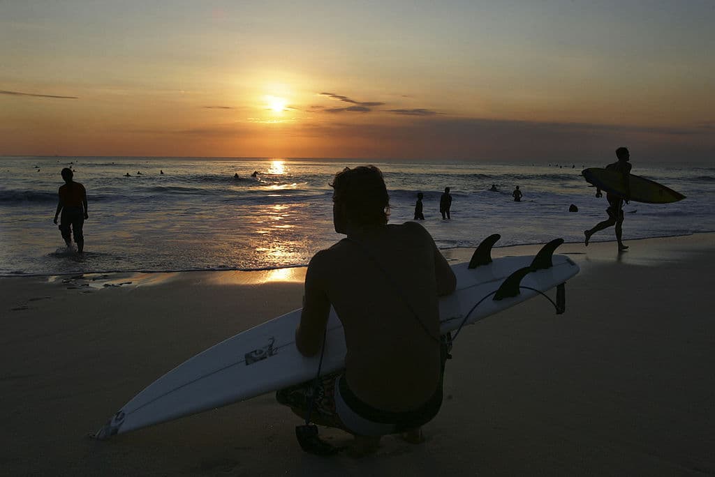 <b>Bali</b> es una isla de Indonesia y es un popular destino turístico donde destaca su cultura y arte. También es conocida como "la isla de los dioses" por su gran devoción religiosa. Se ha convertido en un paraíso para los recién casados, los amantes del yoga, snorkel y surf. Existen opciones y lugares para todos los gustos y presupuestos. En general el clima es cálido durante todo el año y las lluvias empiezan a finales de octubre y terminan en abril.