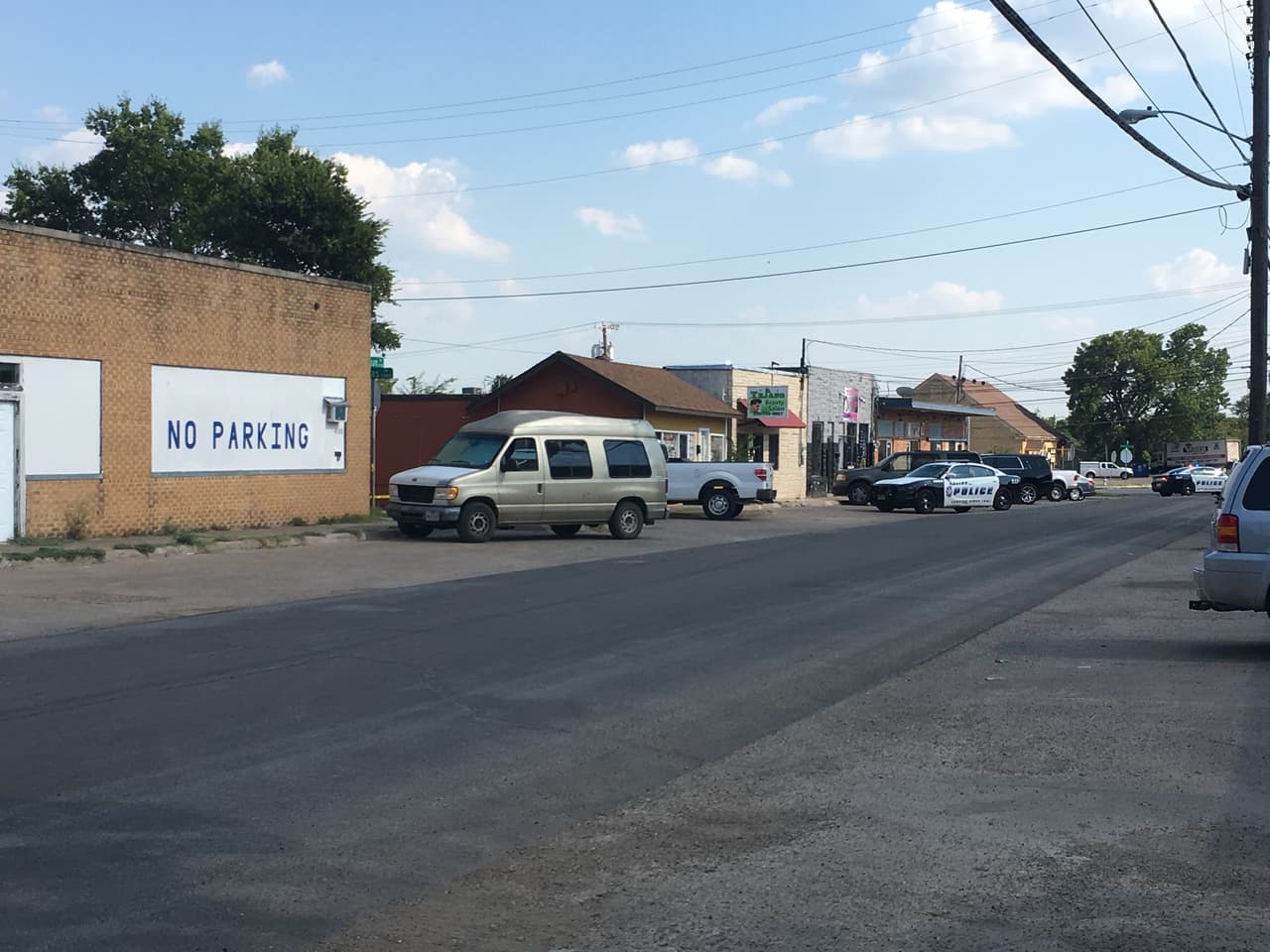 Según el informe oficial, otros clientes se encontraban dentro del local. Los sospechosos huyeron de la ubicación en un vehículo de 4 puertas. 
<br>