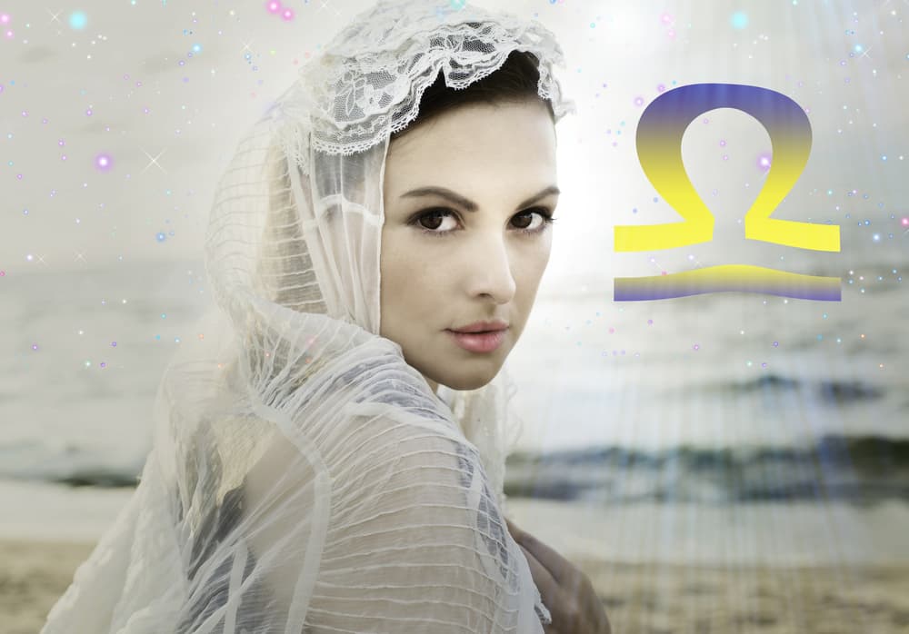 <b><u>Libra en marzo 2018</u></b>
<br>
<i><b><u>Tu regente Venus en el elemento fuego en este mes del equinoccio, tiempo de amor sin trabas</u></b></i>
<br>Este es un mes muy especial para ti, Libra, ya que tu regente, el planeta del amor, Venus, inicia un recorrido por Aries el día 6 precisamente en este mes del equinoccio donde comenzará el nuevo año zodiacal desde el día 20. Por otra parte el mes culmina con una hermosa Luna llena en tu signo, un colofón adecuado a todo lo que se va a presentar en tu vida de una forma singular, tanto en el aspecto sentimental como en el material.