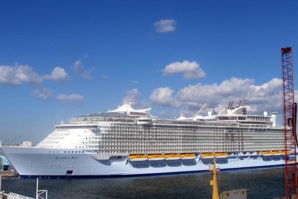 Los cruceros más grandes hasta ahora construidos son el Allure of the Seas, con un peso cuatro veces mayor al Titanic y capacidad para 6,300 pasajeros, presentado en noviembre de 2010 en Fort Lauderdale (Florida, sureste) por la companía Royal Caribbean, y se unió a su gemelo Oasis of the Seas.