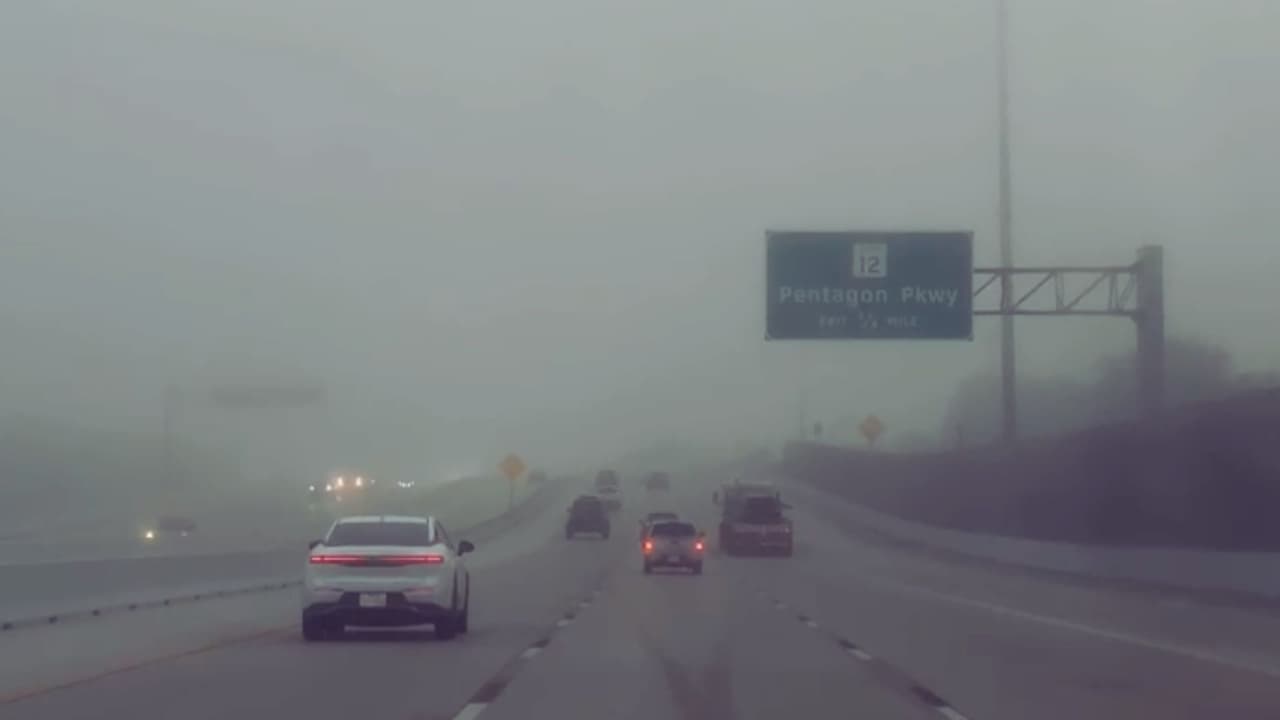 Con las luces de los autos cortando a través de la niebla,
<b>la seguridad en las carreteras se convirtió en una prioridad absoluta</b>.