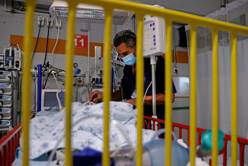 Bebé de 3 meses en estado crítico por toalla desechable en su garganta y fracturas en costillas; su padre fue arrestado