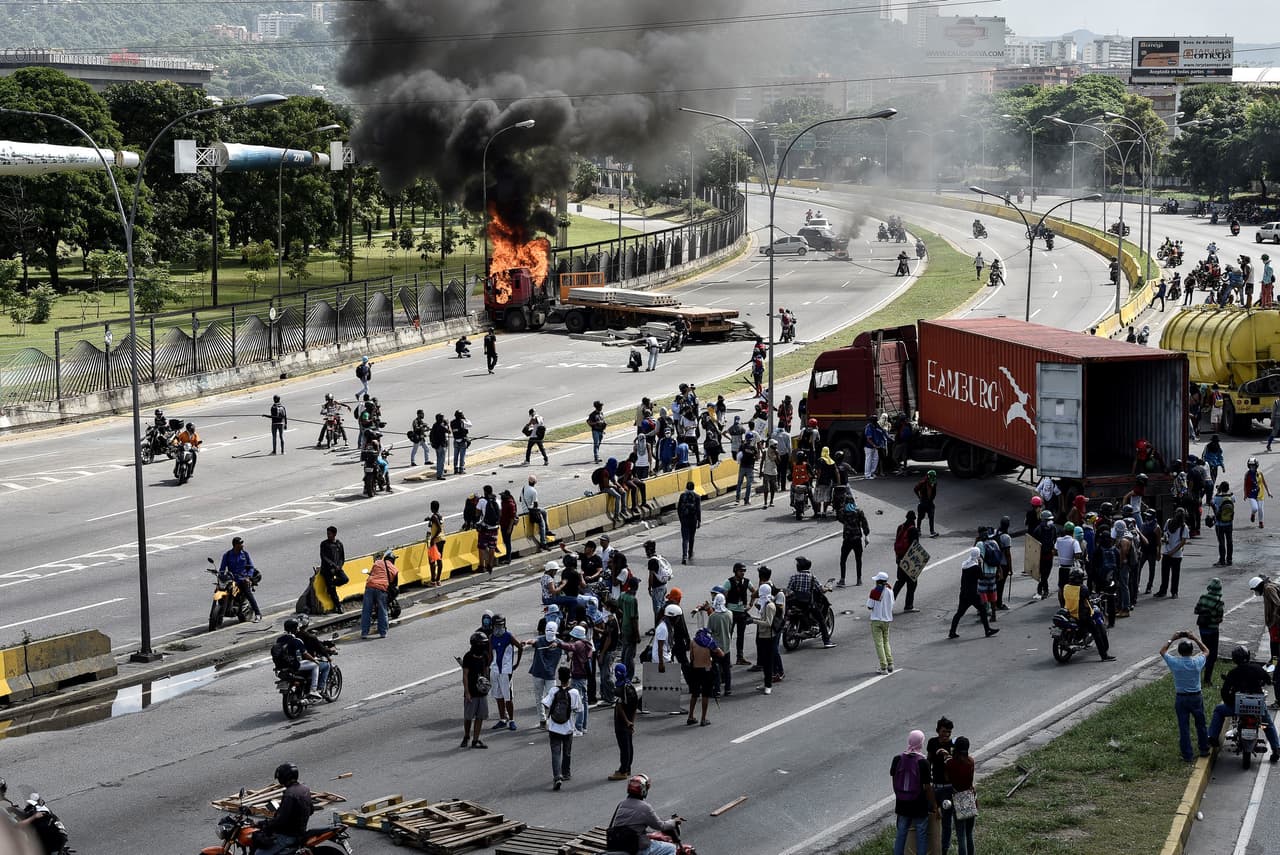 La gente se ha tomado las calles, incluida la autopista más importante de la capital venezolana.