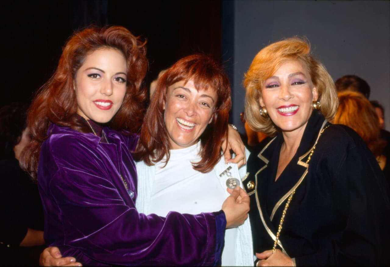 Para entonces, su hija mayor, Stephanie Salas, tenía 17 años: "Mi mamá contrae nupcias con Fernando Frade, tiene una niña y le pone Viridiana en honor a su hermana. Lamentablemente, pues en esa casa un día ocurre un accidente y
<b><a href="https://www.youtube.com/watch?v=WXTiJJuVnfI&feature=emb_title" target="_blank"> fallece mi hermanita en la alberca</a></b>", relató a 'Ventaneando' en julio de 2020.
<br>