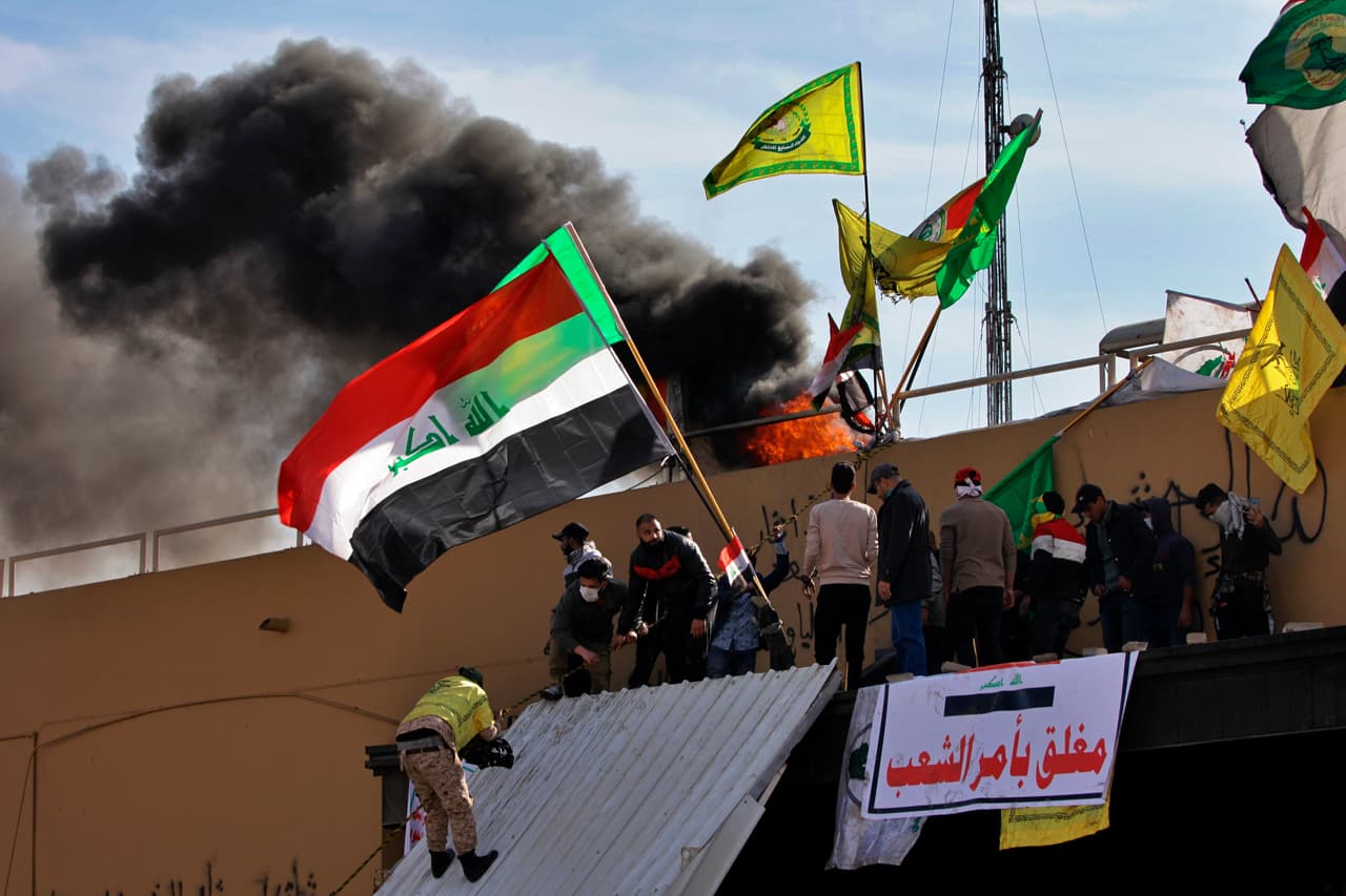 El Hashd al Shaabi, una coalición de grupos paramilitares proiraníes en Irak, ordenó el miércoles a sus partidarios que se retiren de los alrededores de la embajada de Estados Unidos en Bagdad, pero una de sus facciones más radicales afirmó que seguirá ante el recinto atacado el martes.