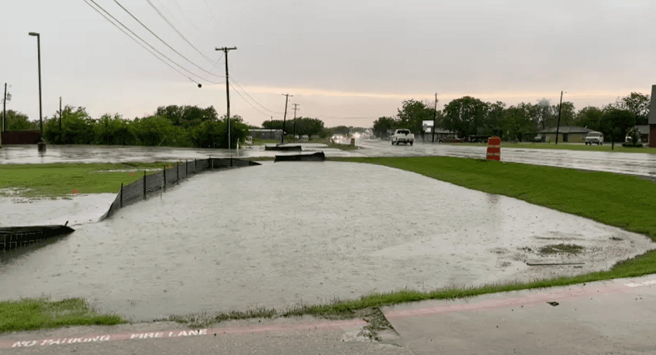 Algunas zonas en el condado Kaufman resultaron con inundaciones muy cerca de calles y autopistas.