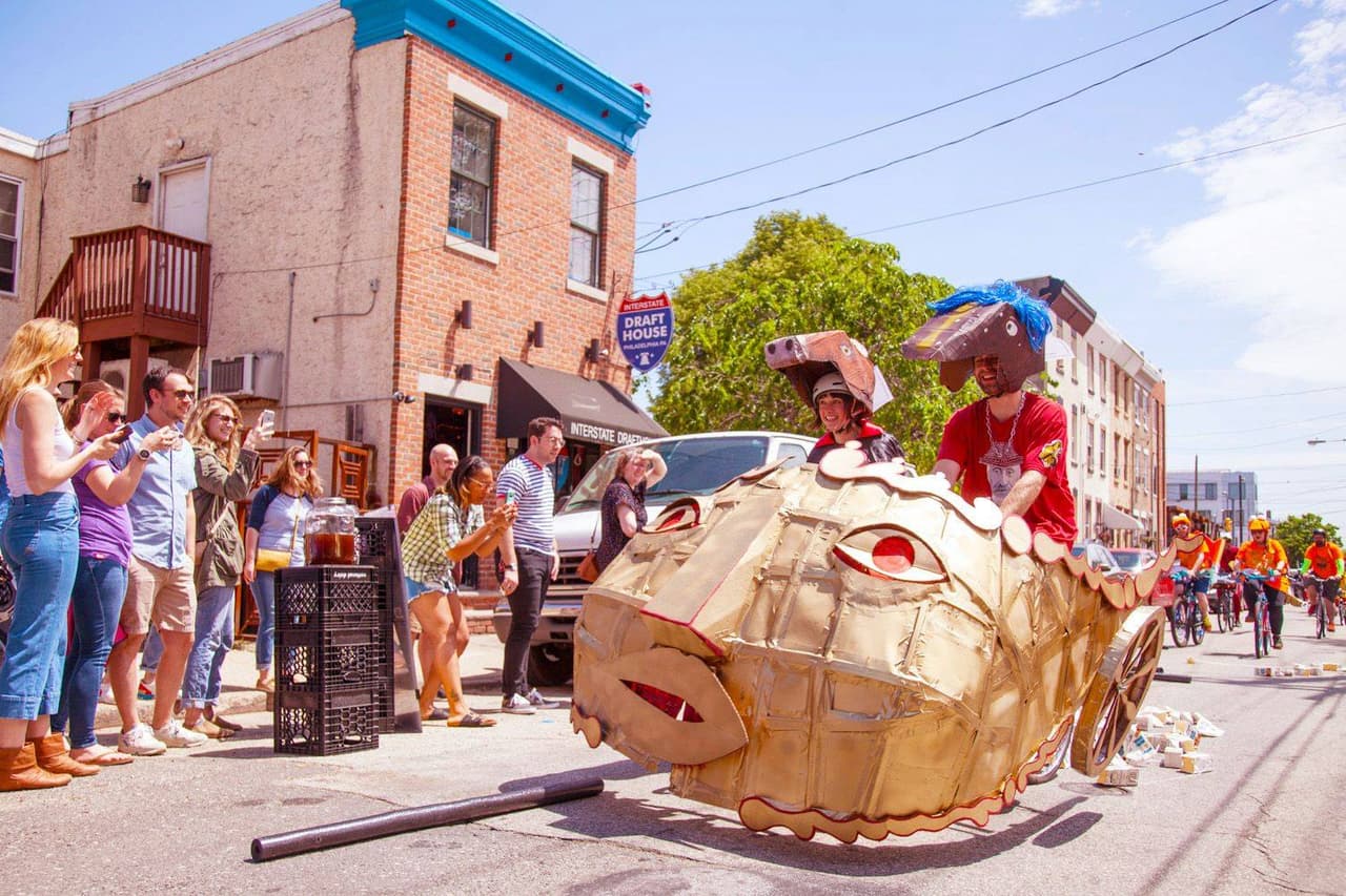 La celebración de un día de duración presenta un desfile de carrozas hechas a mano impulsadas por personas y destaca el espíritu creativo y el orgullo comunitario de la zona.