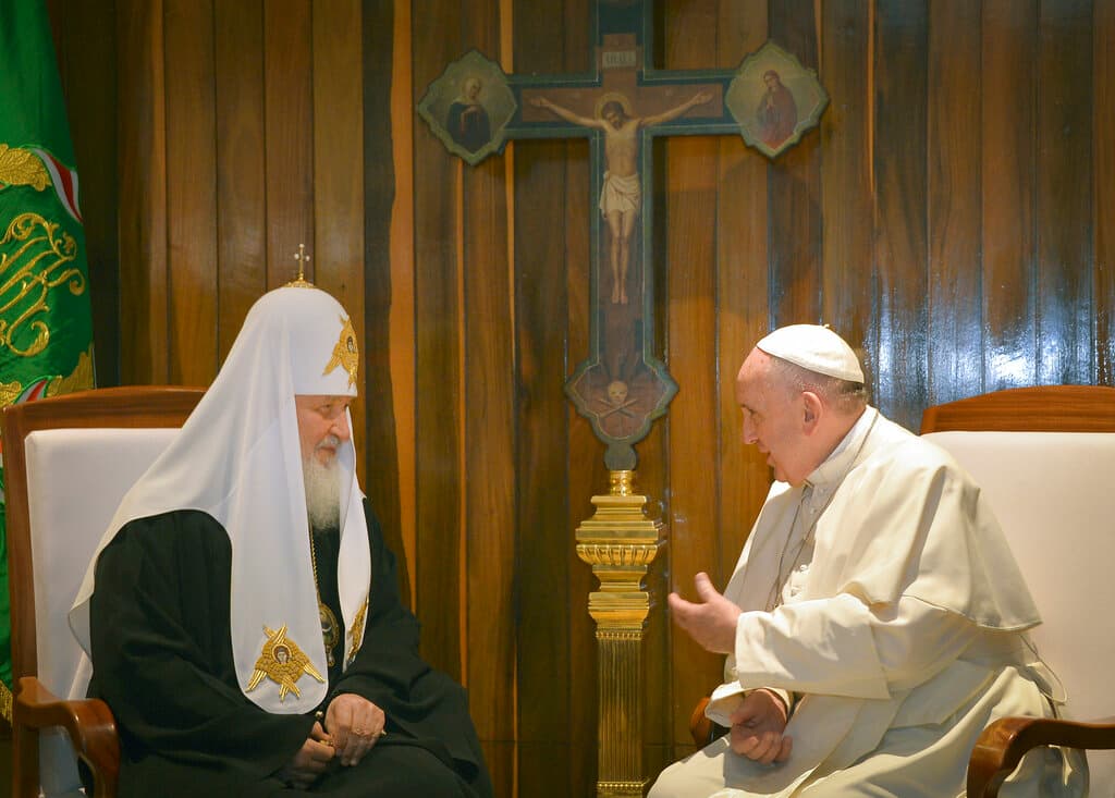 El patriarca Kirill, líder de la Iglesia Ortodoxa Rusa, y el papa Francisco conversaron durante su encuentro en el aeropuerto José Martí de La Habana el viernes 12 de febrero de 2016.