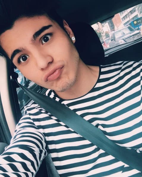 Nos encanta como para la trompita y aprieta ligeramente sus labios.