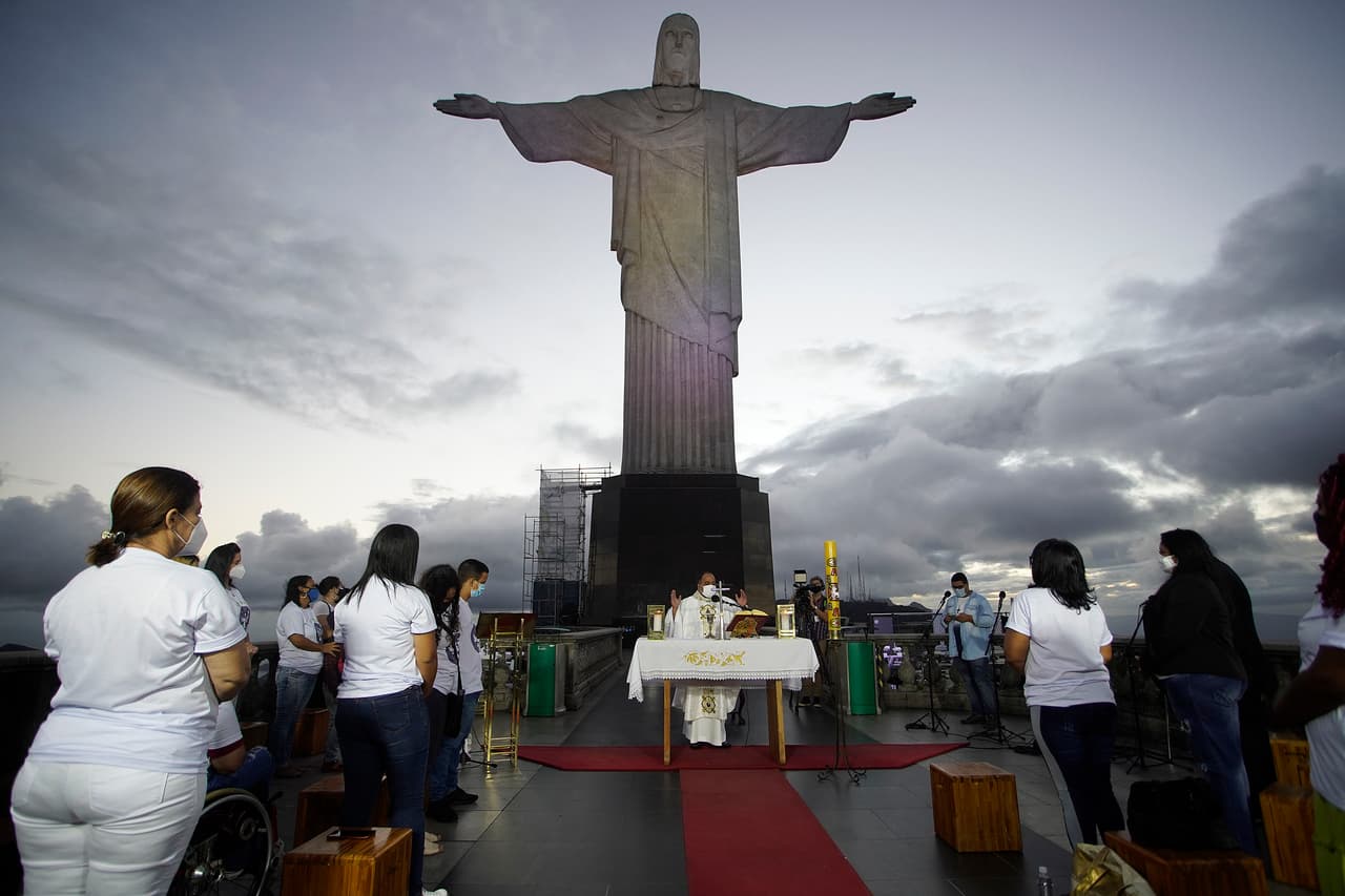 La estatua de Cristo Redentor, en la colina del Corcovado, en Río de Janeiro, es hasta ahora el mayor monumento religioso de Brasil.
