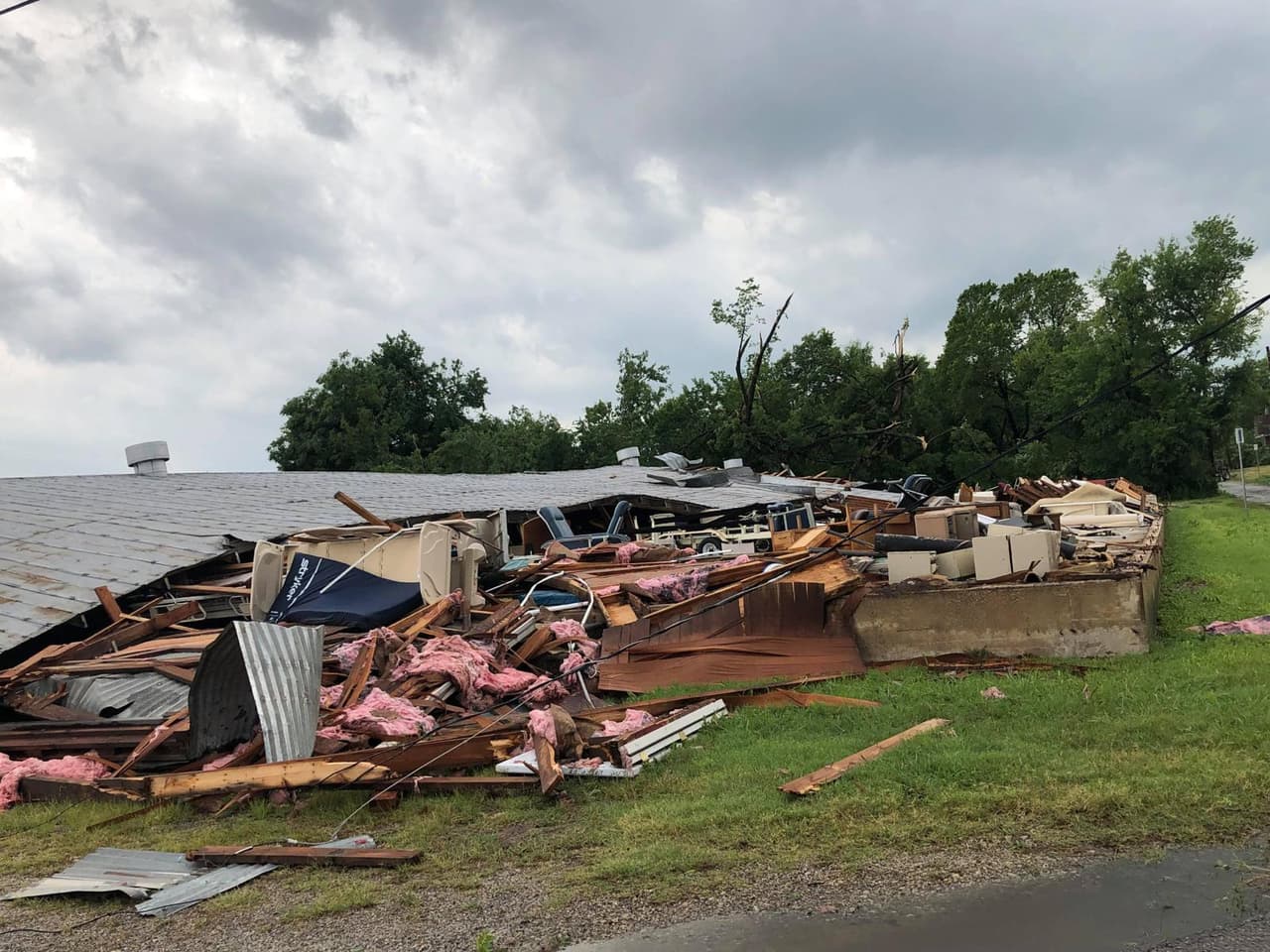 Daños extensos en el centro de Greenville, en el condado de Hunt, donde posiblemente tocó tierra un tornado.