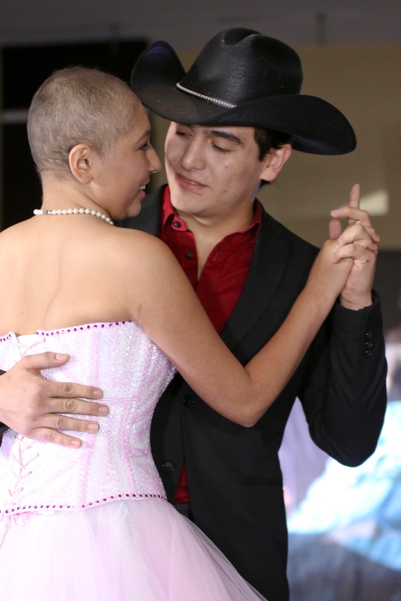 Julián tomó a Michelle y comenzaron a bailar.