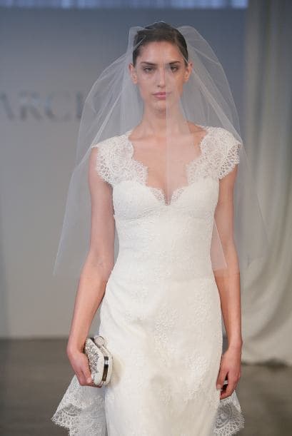 Tirantes y mangas cortas: Además de este detalle insistiremos mucho en el encaje, pues ha regresado como un básico de las novias.