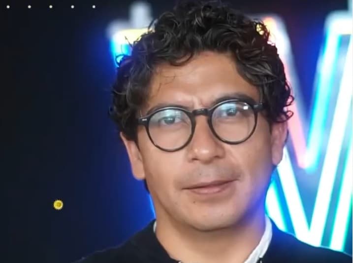 Además de las fotos, la joyería encargada de realizar la pieza añadió un mensaje que creó el mismo fotógrafo: "Un símbolo de amor y de libertad. De muchos significados y compromisos propios… pero sobre todo el símbolo de la unión de dos caminos con un sueño en común: la confianza y la paz. Amor sea."