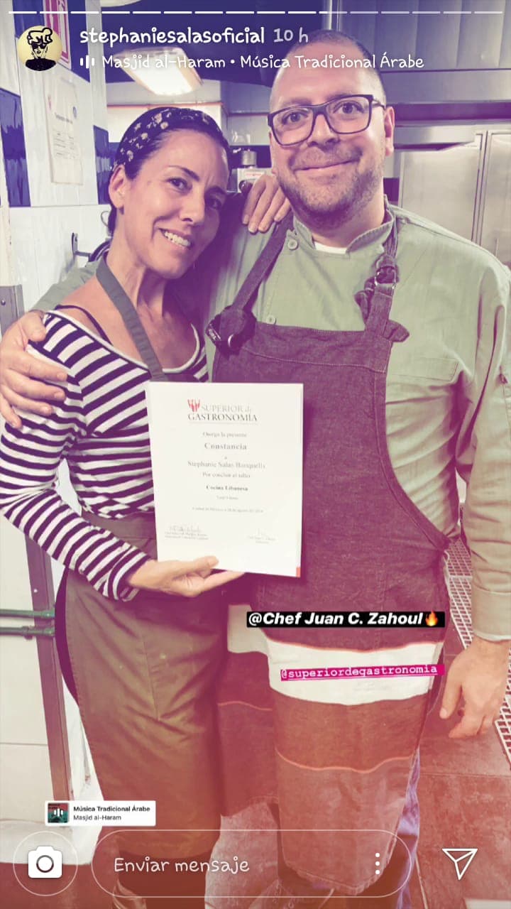 Aquí junto al chef Juan Zahoul, quien estuvo al frente del taller gastronómico de cocina libanesa.