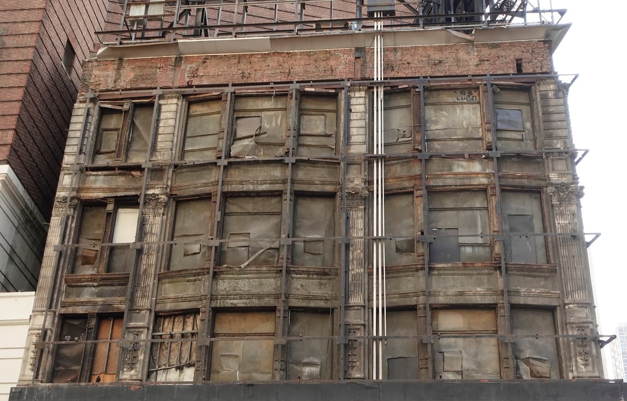 La remoción del icónico letrero dejó al descubierto parte de la fachada original del edificio, incluida una 
<b>estructura independiente que permaneció en esa esquina</b> desde principios del siglo XX y que había permanecido oculta durante décadas.