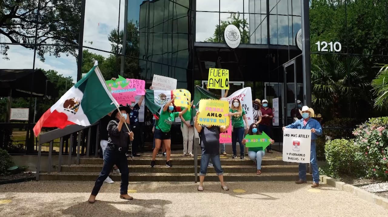 Simpatizantes y opositores de López Obrador se manifiestan en el Consulado de México en Dallas