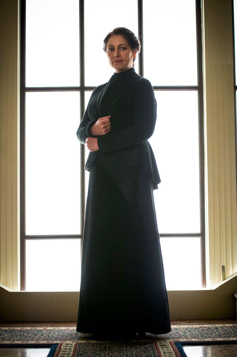 La vemos cada noche como la estricta 'Ángela Gómez', el ama de llaves de "El Hotel de los Secretos".