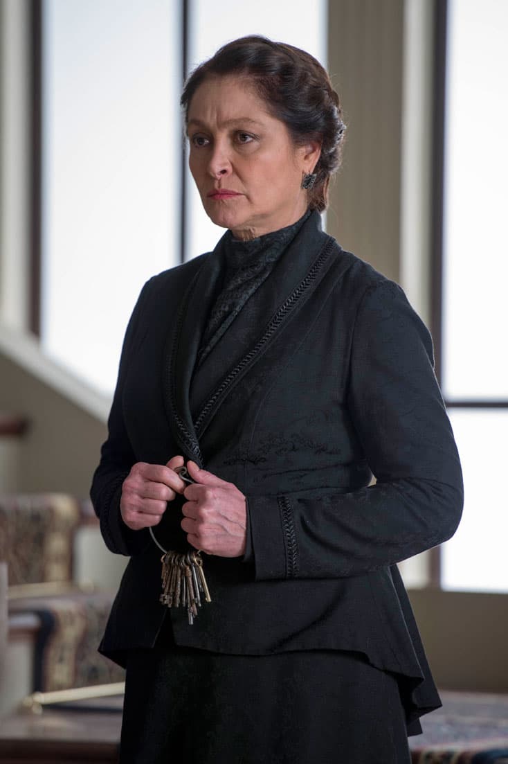 No permite que las reglas del 'Gran Hotel' se rompan, todo debe lucir bien para los huéspedes.