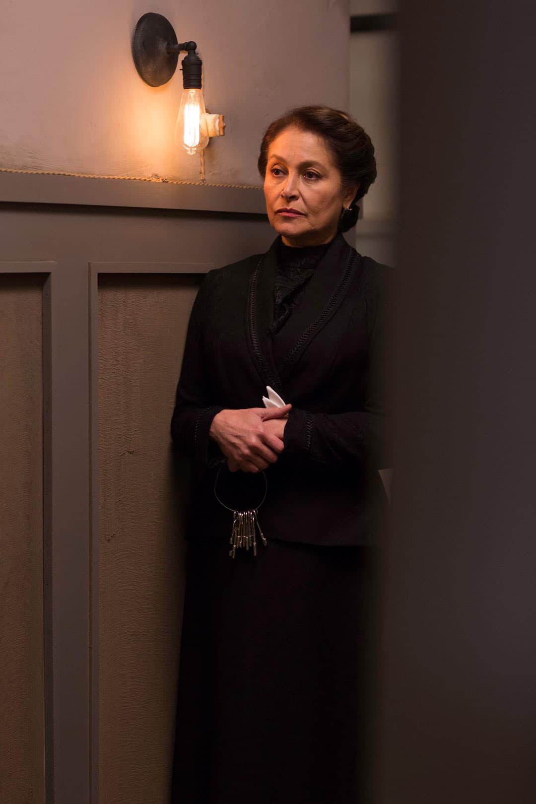 Pero detrás de ese rostro lleno de seriedad se encuentra Daniela Romo, quien al escuchar la palabra '¡corte!' comienza la diversión.