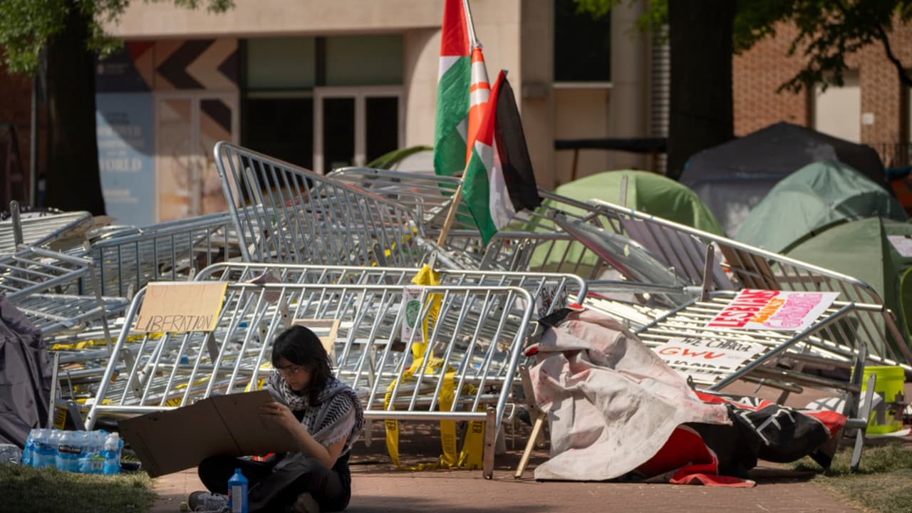 Los estudiantes habían vuelto a montar tiendas de campaña después de que la policía desmantelara un campamento en la universidad, el 18 de abril, y detuviera a más de 100 personas.