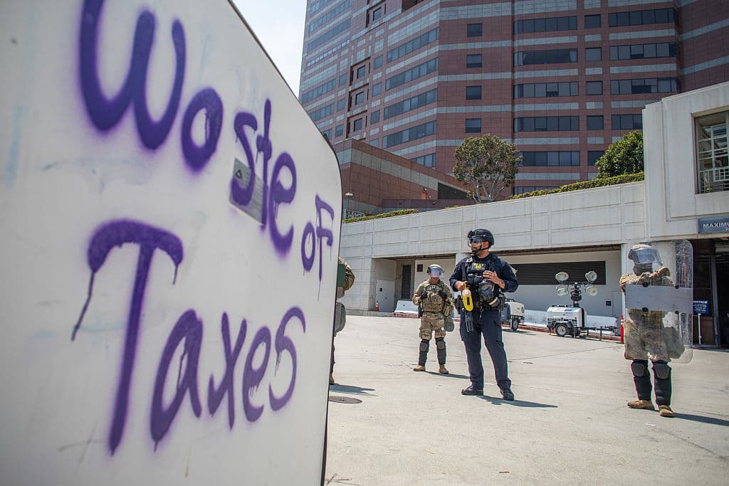 En Los Ángeles, California, algunos de los manifestantes expresaron su 'Rabia contra el régimen' frente a los militares que aún protegen el Centro Federal y de Detención Edward R. Roybal. Uno llevó esta pancarta en la que claramente les deja saber que 
<b><a href="https://www.univision.com/local/los-angeles-kmex/retiran-1300-efectivos-guardia-nacional-desplegados-los-angeles" target="_blank">su despliegue le parece un mal uso del dinero que se paga en impuestos</a></b>.