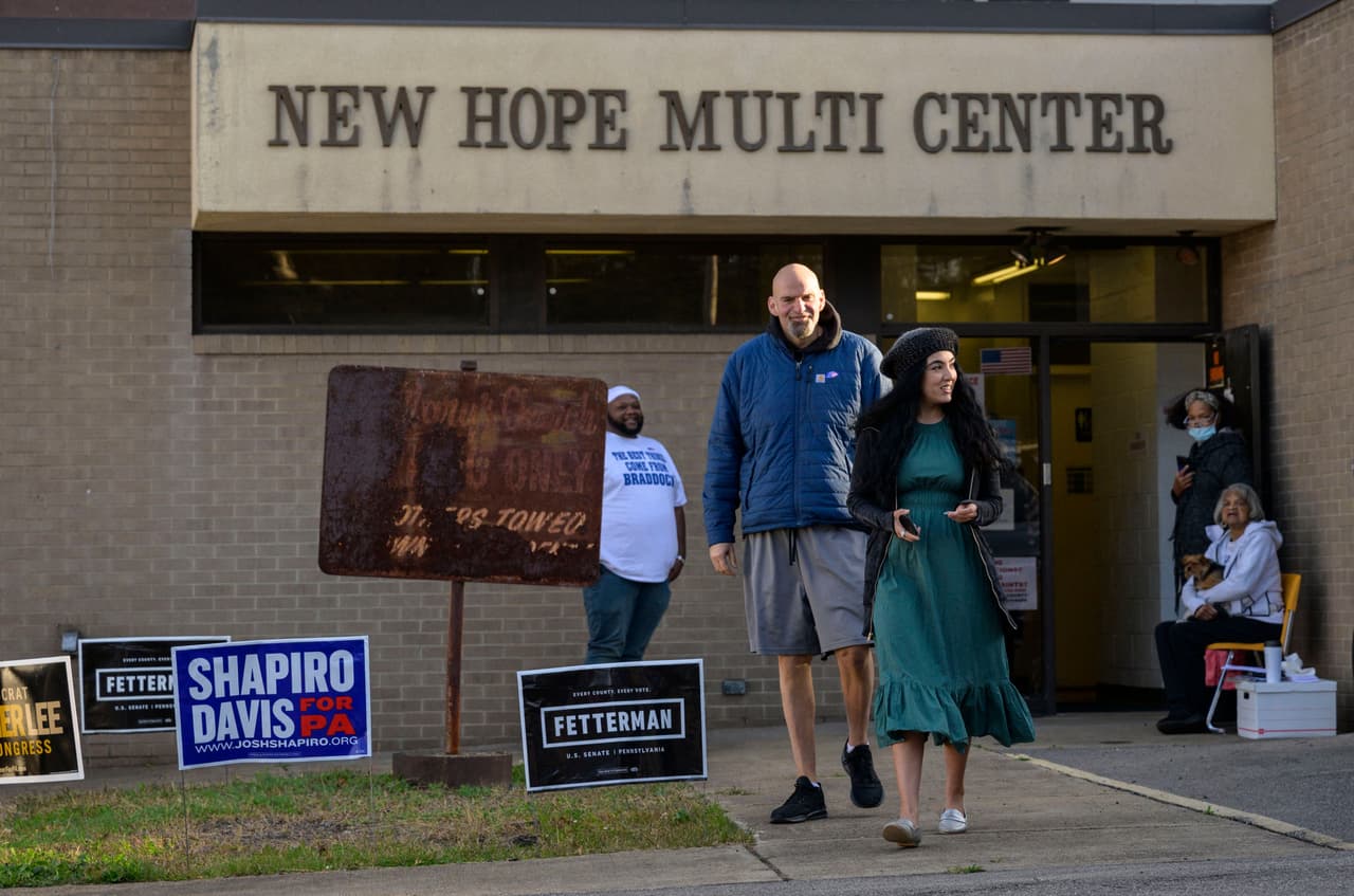 Fetterman, y su esposa, Gisele, se van después de emitir su voto en la Iglesia Bautista New Hope en Braddock, Pensilvania.