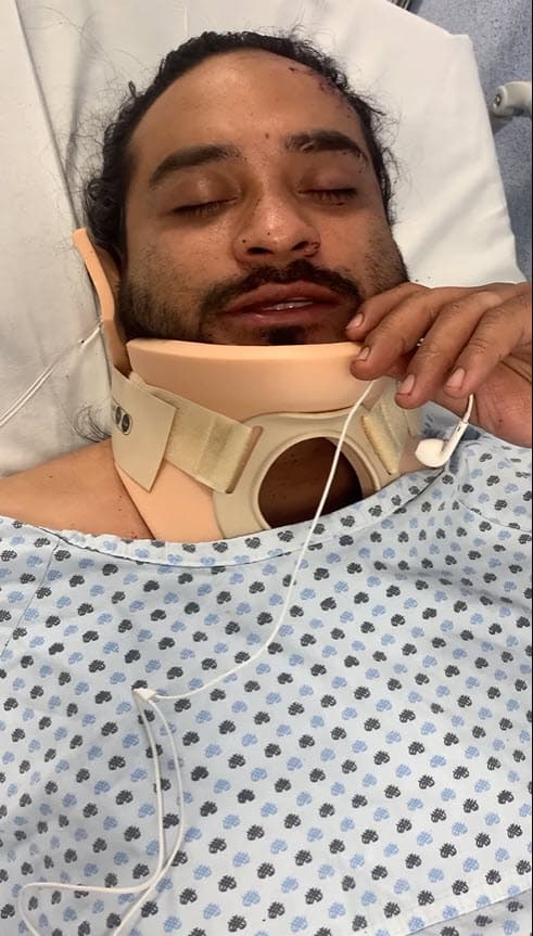 <b><a href="https://www.milenio.com/espectaculos/marcos-estrada-vocalista-valedores-sierra-vuelca-leon" target="_blank">El cantante iba con su hijo de 18 años </a></b>cuando ocurrieron los hechos en el bulevar José María Morelos esquina con Isaac Newton, en la colonia Fracciones de Echeveste, según reportó el diario Milenio. 
<br>