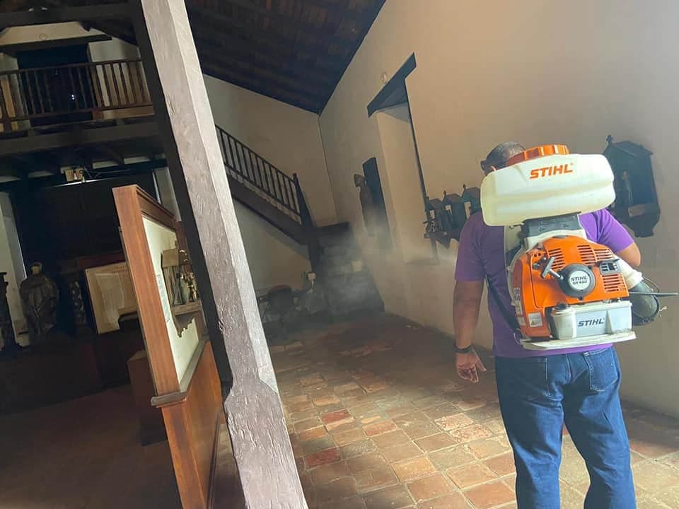 El Centro Ceremonial Indígena de Caguana en Utuado, el Museo de Arte Religioso Porta Coeli en San Germán, el Museo de la Música en Ponce, la Casa Museo Luis Muñoz Rivera en Barranquitas y el Fortín Conde Mirasol en Vieques son las primeras instalaciones en realizarse las labores de limpieza profunda, cumpliendo con los estándares de higiene establecidos por los Centros para el Control y la Prevención de Enfermedades (CDC).