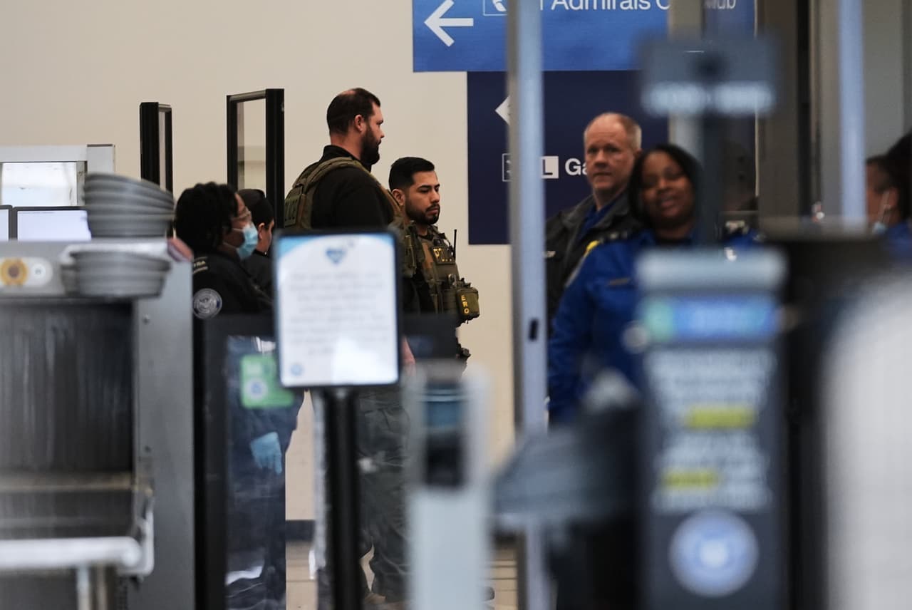 ¿ICE intensifica sus operativos en aeropuertos de EE. UU. o por qué hay temor entre los viajeros?