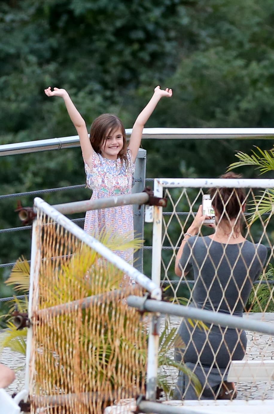 Su hija diciendo "wisky" a la cámara.