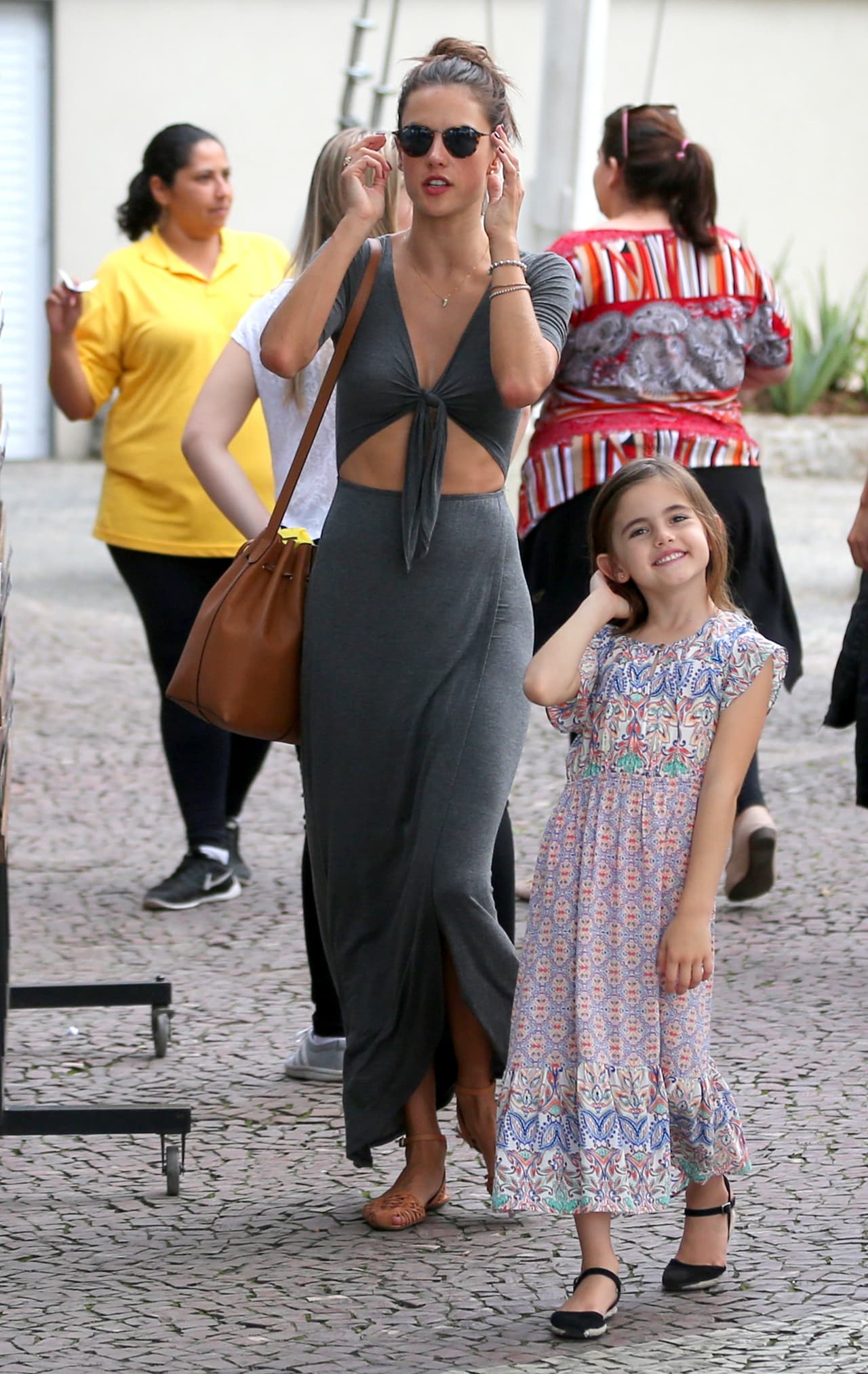 Alessandra Ambrosio disfrutó de un día soleado junto a sus hijos.