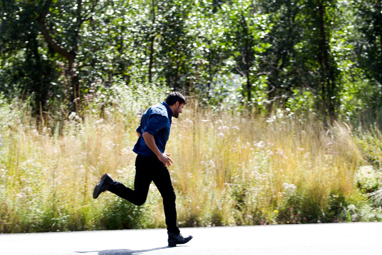 Desesperado comenzó una larga carrera para llegar al hospital.