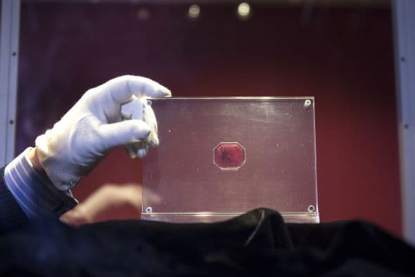 A pesar de haber quedado por debajo de las previsiones, que establecían su precio en entre 10 y 20 millones de dólares, esta pieza volvió a batir el récord de precio pagado por un solo sello.