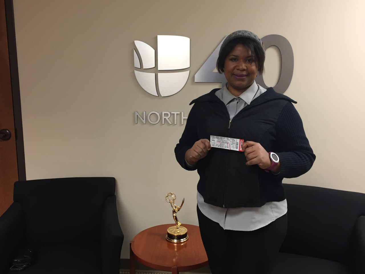 Una de las ganadoras de los boletos para asistir al concierto de Gilberto Santa Rosa en Raleigh