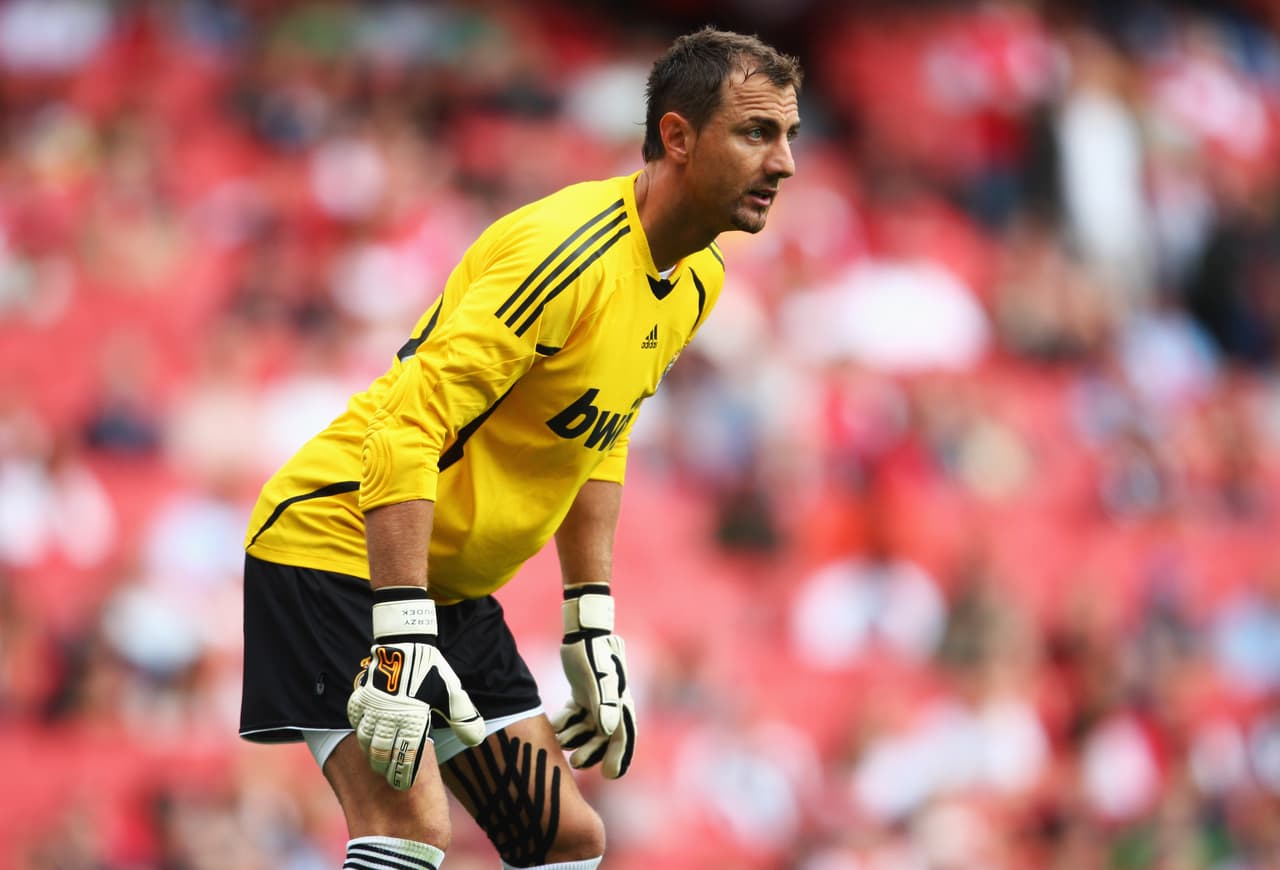 De allí pasó al Real Madrid y pasó allí las siguientes cuatro temporadas hasta su retiro. Jugó muy poco a la sombra de Iker Casillas.