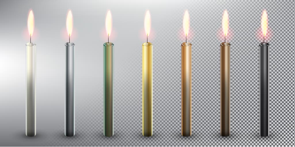 Encience una por una las velas de diferentes colores.