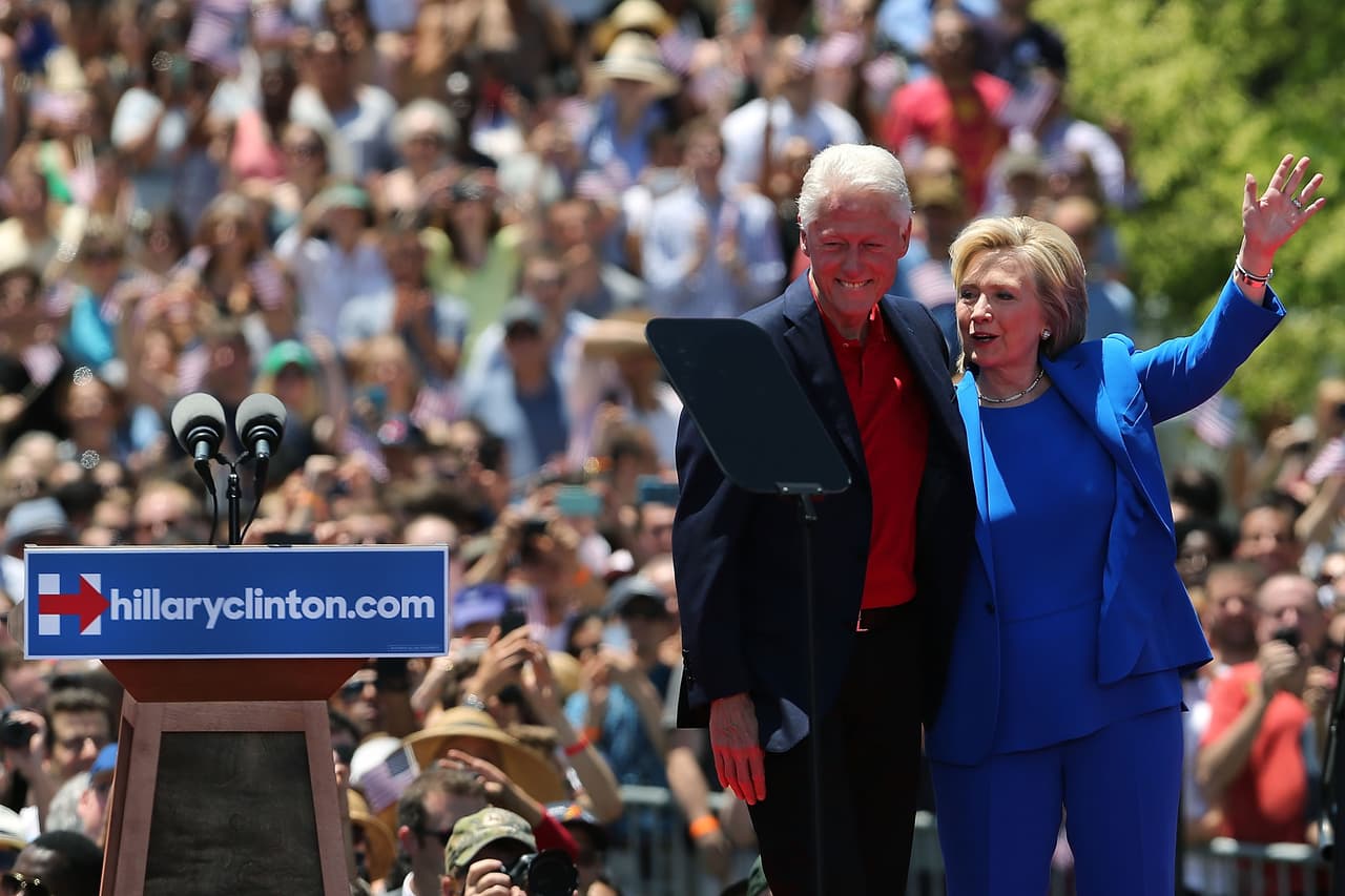 Bill Clinton acompaña a Hillary en mitin en Iowa