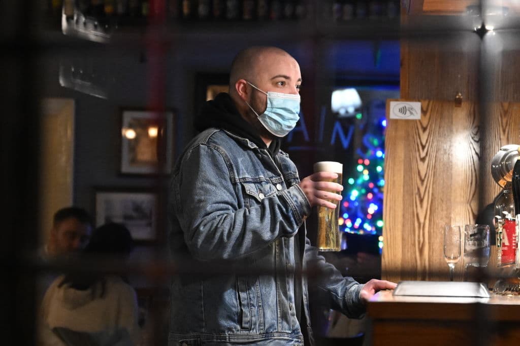 California tiene nuevas reglas sobre el uso de mascarillas y pruebas de covid-19 en los trabajos: esto es lo que debes saber