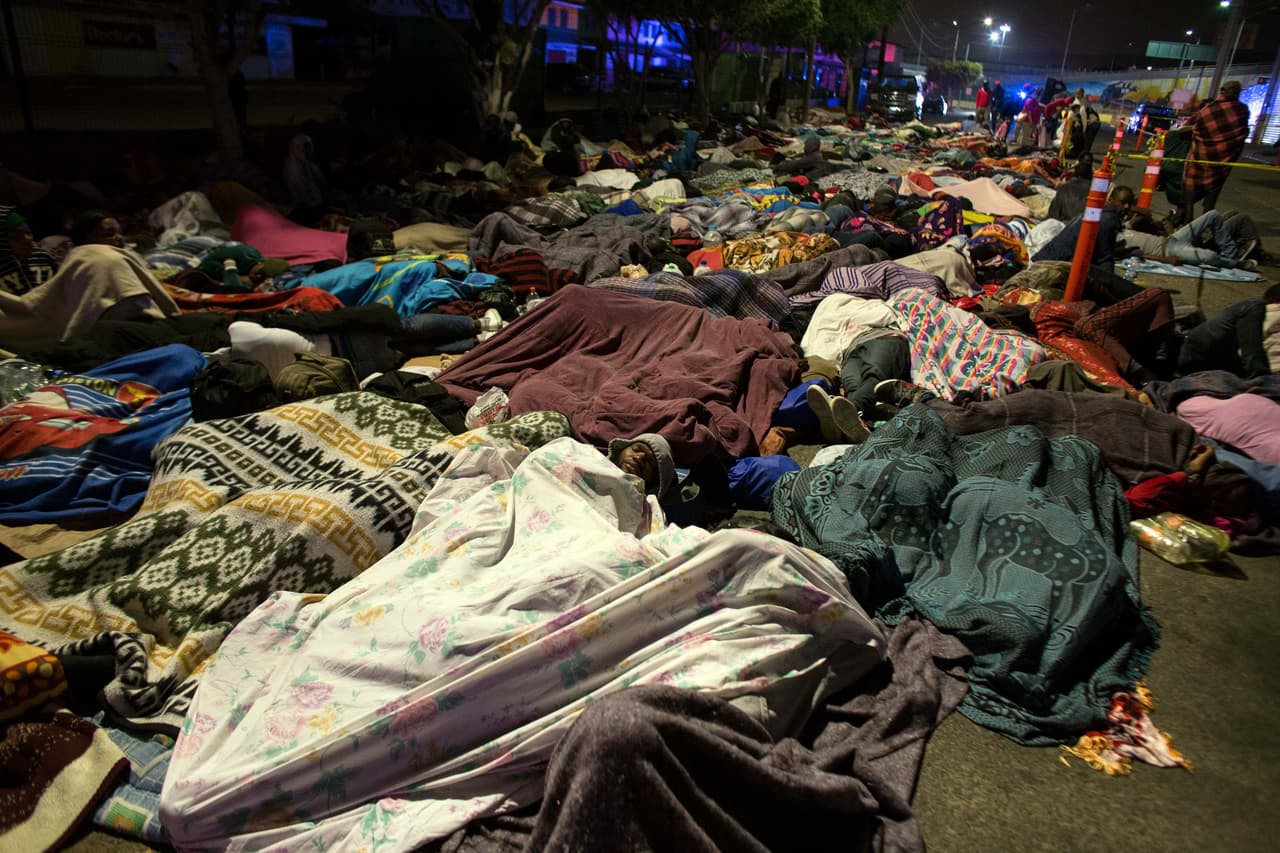 Migrantes haitianos y africanos hacen duermen junto a la oficina de migración de México, en Tijuana. Octubre 2016. 
<br>