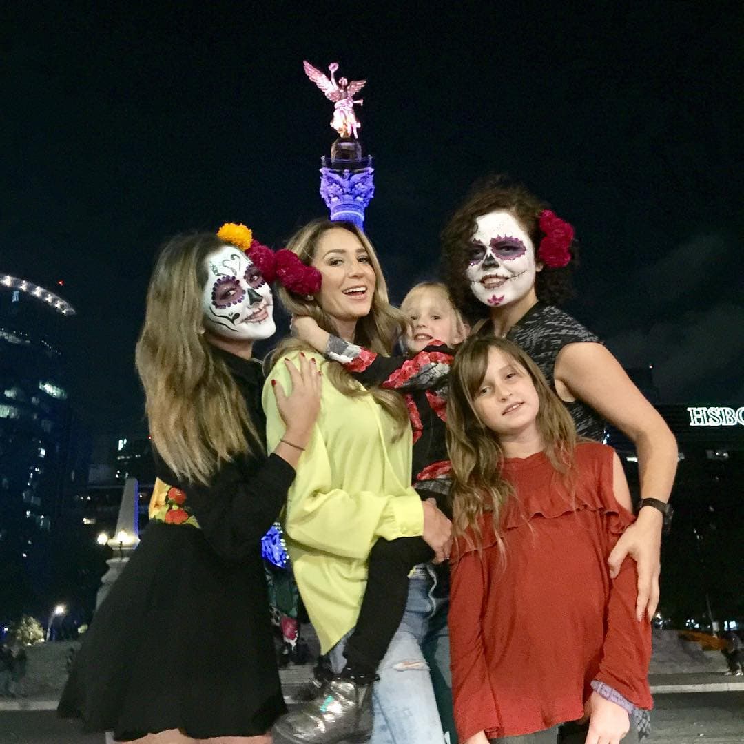 "No hay mejor plan que el que no existía", publicó en esta fotografía, donde se le ve acompañada por la actriz Sherlyn y Mariana Gómez del Campo.