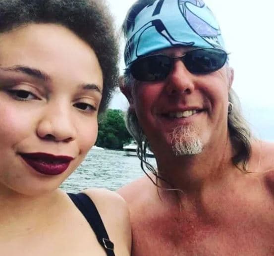 Además, manifestó que no debía darle explicaciones a nadie por su elección de ser actriz porno. "He lanzado mi propia carrera, autoproducida, en el mundo de entretenimiento para adultos", dijo.